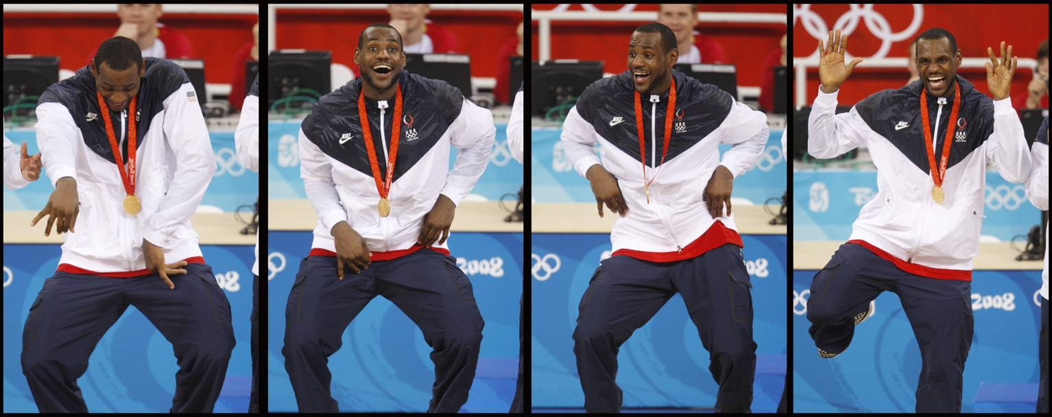 Tutta l&#39;incontenibile gioia per avere vinto la medaglia d&#39;oro all&#39;Olimpiade di Pechino 2008 si trasforma in un balletto sul podio. James aveva partecipato con Team Usa anche ai Giochi del 2004, chiusi con una deludente medaglia di bronzo (Reuters)
